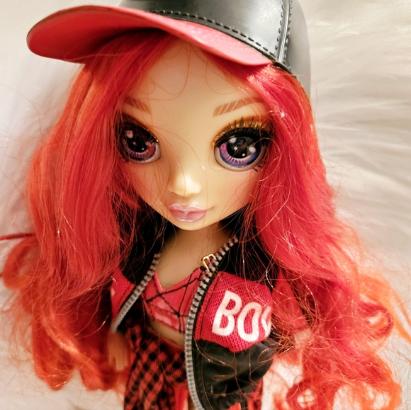 Rainbow High Doll Ruby Anderson with Outfits Series One - Picture 4 of 7